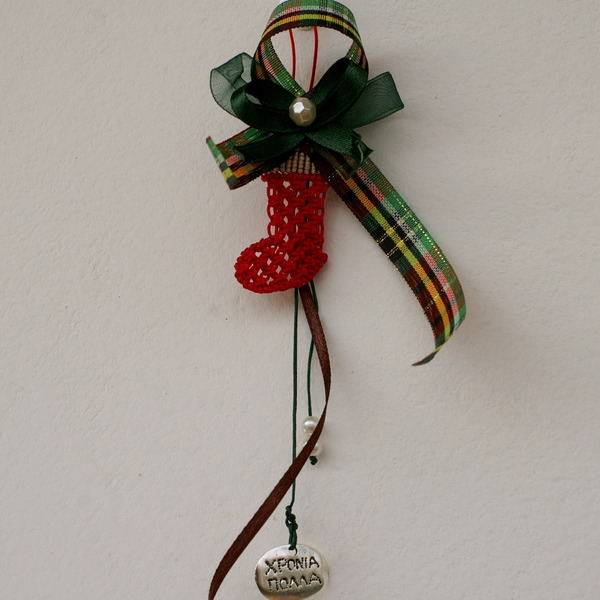 Γούρι κάλτσα κόκκινη - charms, δώρο, σπίτι, μακραμέ, κορδόνια, χριστουγεννιάτικο, χριστουγεννιάτικο δέντρο, μεταλλικά στοιχεία, πέρλες