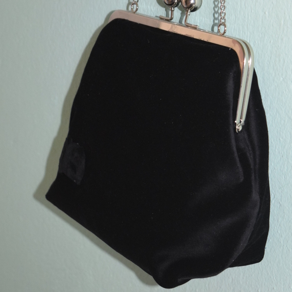 Μαύρη βελούδινη τσάντα με μεταλλικό πλαίσιο και φιογκάκι - ύφασμα, αλυσίδες, τσάντα, βελούδο, βελούδο, μεταλλικό