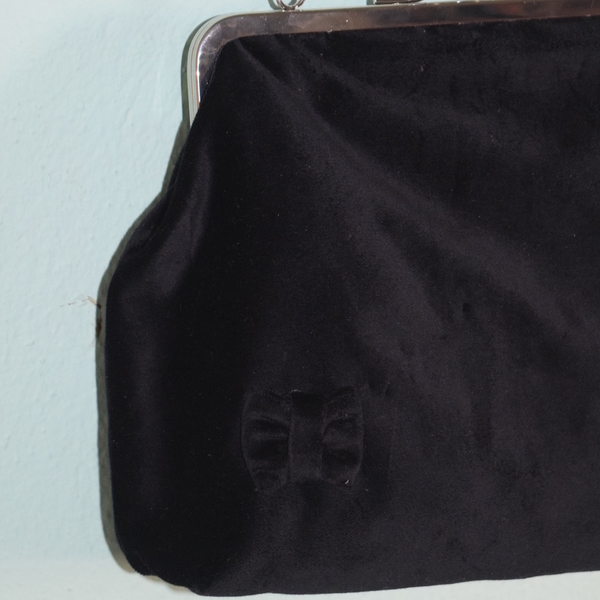 Μαύρη βελούδινη τσάντα με μεταλλικό πλαίσιο και φιογκάκι - ύφασμα, αλυσίδες, τσάντα, βελούδο, βελούδο, μεταλλικό - 2