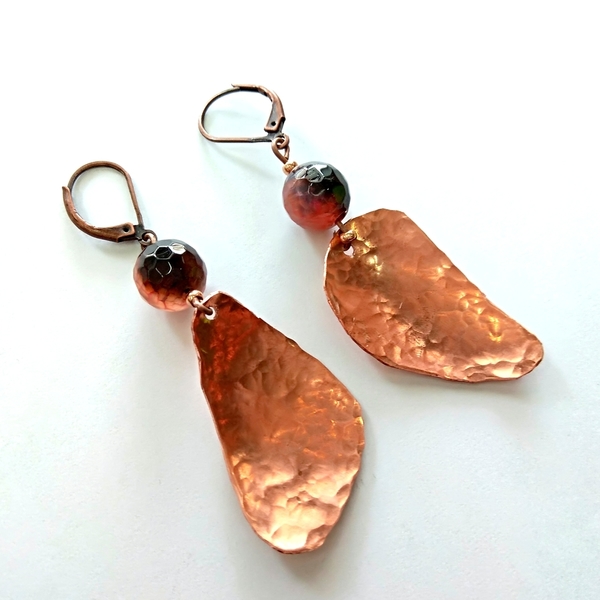 Hammered copper earrings - ημιπολύτιμες πέτρες, ημιπολύτιμες πέτρες, αχάτης, αχάτης, μοναδικό, μοντέρνο, χαλκός, χαλκός, σφυρήλατο, κλασσικά, κρεμαστά, Black Friday