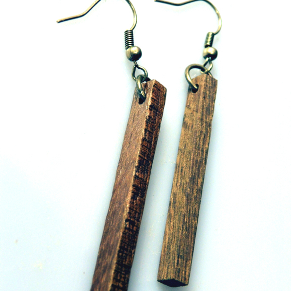 κρεμαστά σκουλαρίκια | μακρόστενα ξυλάκια καρυδιάς - ξύλο, minimal, ethnic