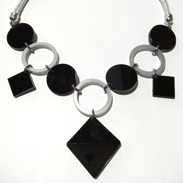 Plexi glass necklace - ασημί, κορδόνια, γεωμετρικά σχέδια, εντυπωσιακό, plexi glass, μεταλλικό