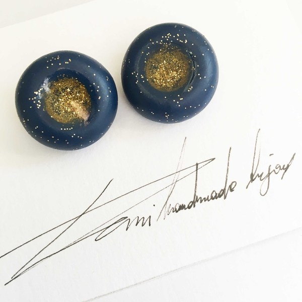 Σκουλαρίκια μπλε "φωλίτσες" με χρυσόσκονη - statement, handmade, γυαλί, design, γκλίτερ, πηλός, χειροποίητα, minimal, καρφωτά - 2