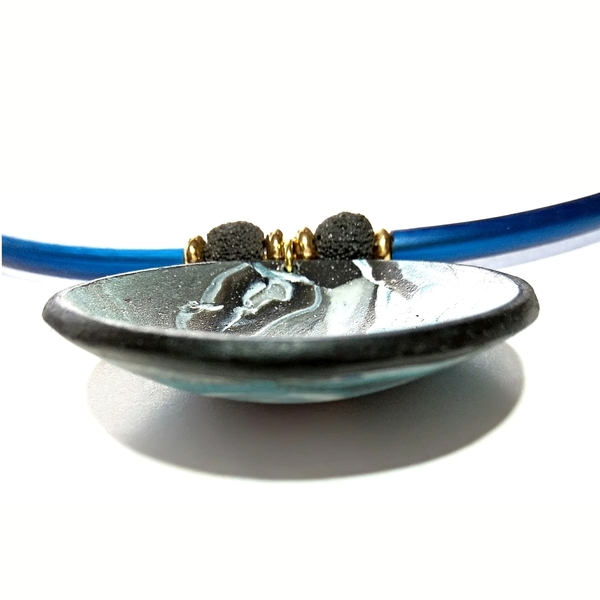 Curved pendant - μπλε, ημιπολύτιμες πέτρες, ημιπολύτιμες πέτρες, λάβα, πηλός, κολιέ, εντυπωσιακό, κοντό, μεταλλικά στοιχεία, Black Friday - 2