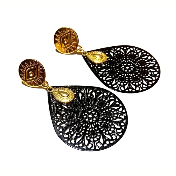 Τα σκουλαρικια της Αδαμαντιας - εντυπωσιακά, μαύρα, καρφωτά, μεταλλικά στοιχεία