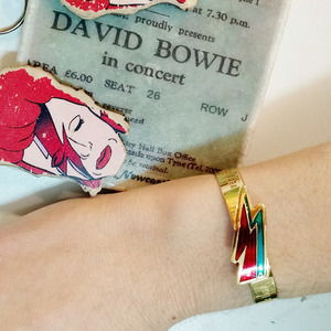 Βραχιόλι Κεραυνός | Ανοιχτό Βραχιόλι Αστραπή εμπνευσμένο από τον David Bowie - statement, γυαλί, μοντέρνο, επιχρυσωμένα, ορείχαλκος, σμάλτος, σμάλτος, δώρο, gothic style, γεωμετρικά σχέδια, minimal, rock, μπρούντζος, χειροπέδες - 4