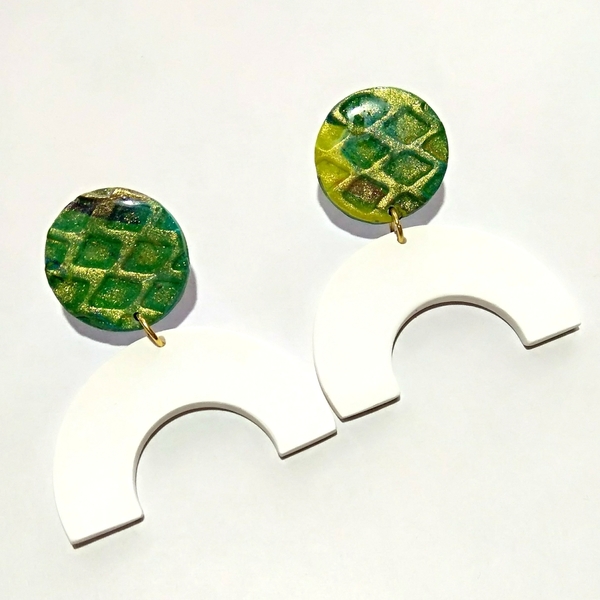 Green and white polymerclay earrings - γυαλί, ιδιαίτερο, γυναικεία, δώρο, πηλός, γεωμετρικά σχέδια, εντυπωσιακά, κρεμαστά, Black Friday