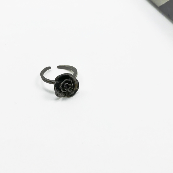 black ring // blossom - μονόχρωμες, ιδιαίτερο, μοναδικό, μοντέρνο, ορείχαλκος, δώρο, μέταλλο, δαχτυλίδι, χειροποίητα, για όλες τις ώρες, minimal, λουλούδι, μικρά, unique, διαχρονικό, μπρούντζος, επιροδιωμένα, αυξομειούμενα