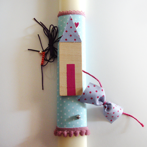 Λαμπάδα με κολιέ "Little house" by Red button - ύφασμα, ξύλο, ζωγραφισμένα στο χέρι, γυναικεία, λαμπάδες, κολιέ, σπιτάκι, αρωματικά κεριά, για παιδιά, για ενήλικες