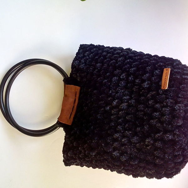 Πλεκτη μαυρη βελουδινη τσαντα με στρόγγυλα ξύλινα χερούλια - crochet, μεγάλες, πλεκτές τσάντες - 3