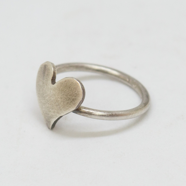 Ασημένιο δαχτυλίδι "καρδιά" - statement, ασήμι, μοντέρνο, καρδιά, γεωμετρικά σχέδια, χειροποίητα, minimal, μικρά, σταθερά, δώρα αγίου βαλεντίνου, φθηνά