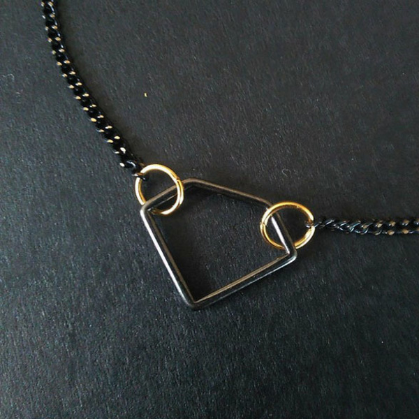 Τσόκερ με γεωμετρικό τρίγωνο σε μαύρη-χρυσή αλυσίδα - ορείχαλκος, τσόκερ, minimal - 3