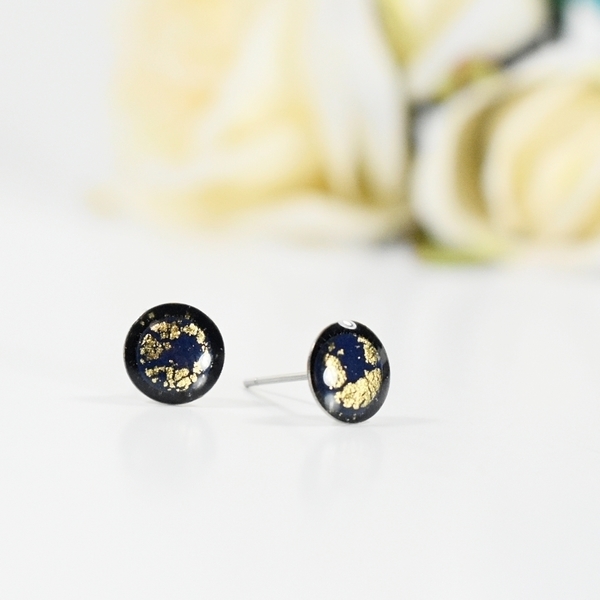 Minimal stud earrings Blue navy & gold | mini - statement, γυαλί, μοντέρνο, πηλός, γεωμετρικά σχέδια, εντυπωσιακά, καθημερινό, minimal, must αξεσουάρ, καρφωτά - 2