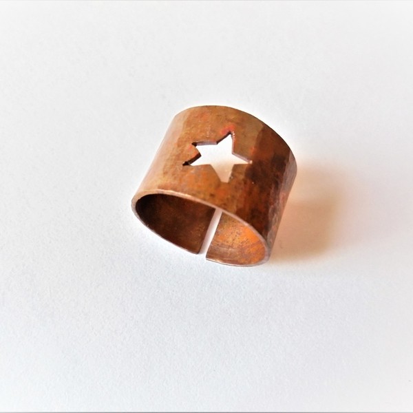 Χειροποίητο δαχτυλίδι από χαλκό με σχέδιο αστεράκι. - statement, μοναδικό, γυναικεία, ορείχαλκος, αστέρι, μέταλλο, χειροποίητα, σφυρήλατο, δωράκι, minimal, rock, έλληνες σχεδιαστές, αυξομειούμενα, φθηνά - 3