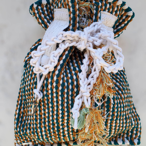 Μοναδική υφαντή χειροποίητη τσάντα πλάτης - handmade, ριγέ, πουγκί, σακίδια πλάτης, κουρελού, χειροποίητα, υφαντά, boho, ethnic, κρόσσια - 3