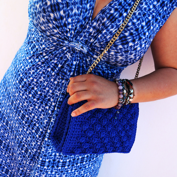 Πλεκτή τσάντα με αλυσίδα blue electric - αλυσίδες, chic, βραδυνά, καλοκαιρινό, πλεκτό, ώμου, crochet, χειροποίητα, φλοράλ, minimal, απαραίτητα καλοκαιρινά αξεσουάρ - 2