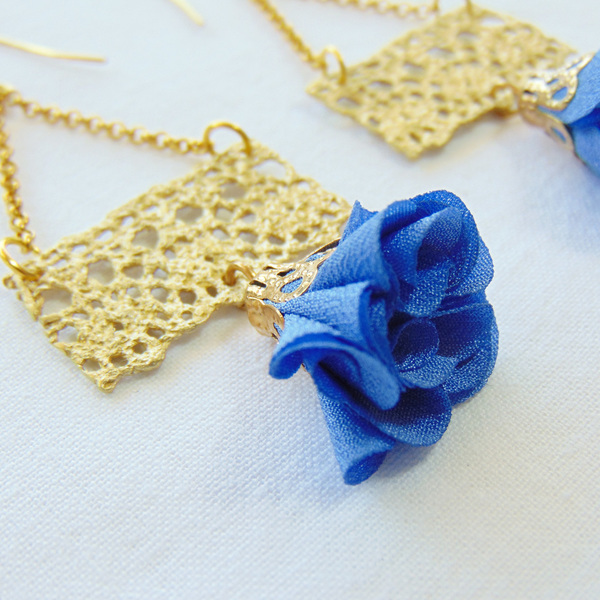 Μακριά σκουλαρίκια από δαντέλα με γαλάζιο λουλούδι. - statement, βραδυνά, vintage, ορείχαλκος, romantic, boho, κρεμαστά - 2