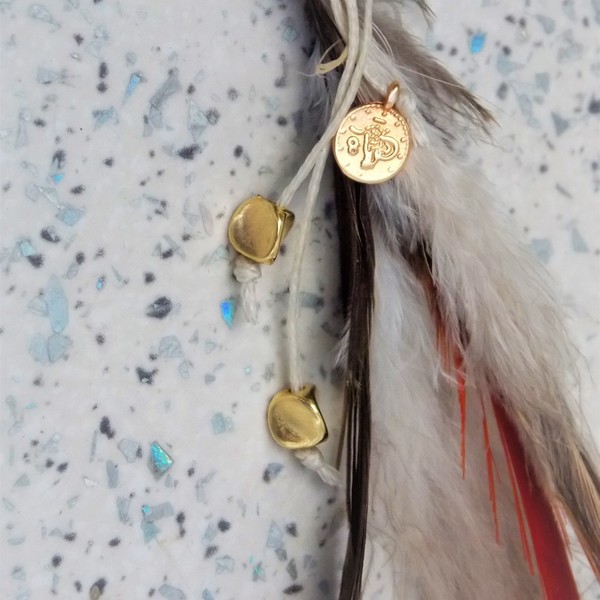 Boho chic σκουλαρίκια χειροποίητα με φτερά & charms . - ασήμι, charms, επιχρυσωμένα, φτερό, κορδόνια, boho, ethnic, κρεμαστά