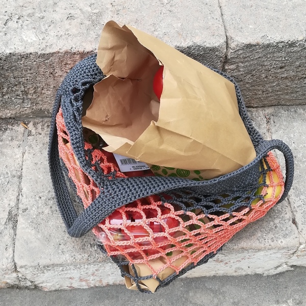 Δίχρωμη κροσέ τσάντα για ψώνια σε ανθρακί και κοραλί χρώμα - ριγέ, crochet, minimal, θαλάσσης, tote, πλεκτές τσάντες - 5