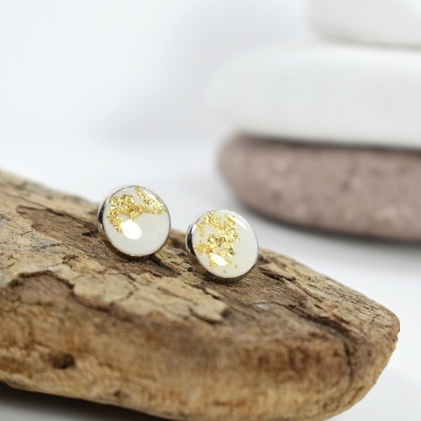Minimal stud earrings White & gold | mini - statement, γυαλί, μοντέρνο, επιχρυσωμένα, πηλός, γεωμετρικά σχέδια, εντυπωσιακό, minimal, καρφωτά