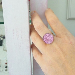 Δαχτυλίδι με ροζ glitter και υγρό γυαλί - χρωματιστό, γυαλί, ιδιαίτερο, δώρο, εντυπωσιακό, για όλες τις ώρες, χαρούμενο, καθημερινό, κομψό, για όλο τον χρόνο, αυξομειούμενα, φθηνά - 2