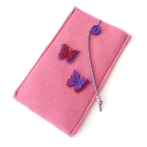 Ροζ θήκη για κινητό με πεταλούδες - ύφασμα, χρωματιστό, ιδιαίτερο, τσόχα, δώρο, πρωτότυπο, χειροποίητα, κουμπί, θήκες, πρωτότυπα δώρα