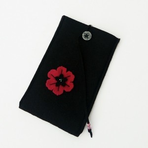 Μαύρη θήκη με λουλούδι για κινητό από τσόχα - ύφασμα, τσόχα, θήκες, λουλούδι - 4