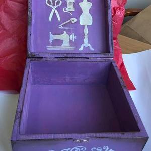 Ξύλινο κουτί τετράγωνο "Η Μοδιστρούλα". - ξύλο, ζωγραφισμένα στο χέρι, κουτί, οργάνωση & αποθήκευση, κουτιά αποθήκευσης - 3