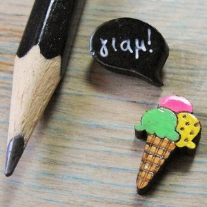 "Παγωτό Γιαμ!" - Καρφωτά σκουλαρίκια πολύχρωμο Χωνάκι μαύρο Γιαμ από ξύλο 1,3 εκ. ζωγραφισμένα στο χέρι, βάση ατσάλι - ασήμι, ξύλο, καθημερινό, καρφωτά, μικρά, παγωτό - 3