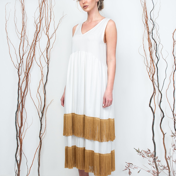 Ilie, μίντι λευκό φόρεμα με χρυσά κρόσσια. Διαθέσιμο σε m/l - αμάνικο, midi, κρόσσια - 3