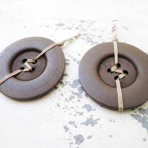 XXL κουμπιά ξύλινα σκουλαρίκια σε μόκα - γυναικεία, γεωμετρικά σχέδια, κρεμαστά, μεγάλα, μεγάλα σκουλαρίκια - 4