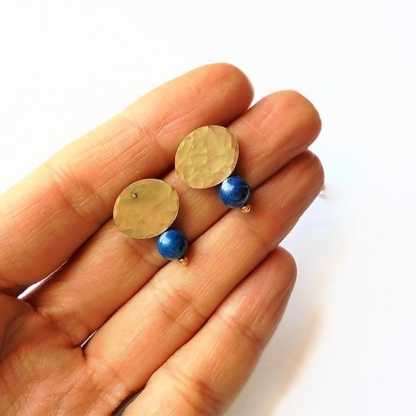 Σκουλαρίκια από μπρούτζο και πέτρα απολίθωμα σε μπλε απόχρωση. - μπλε, γεωμετρικά σχέδια, χάντρες, καρφωτά, μπρούντζος - 3