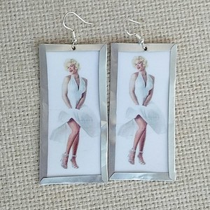 Σκουλαρίκια με εικόνα Merilin Monroe λευκό φόρεμα - επάργυρα, μακριά, must αξεσουάρ, κρεμαστά, μεγάλα, faux bijoux - 2