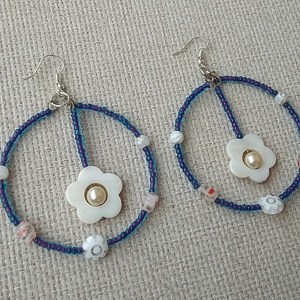 μπλε κρίκοι με λουλούδι μαργαρίτα - γυαλί, κρίκοι, καθημερινό, πέρλες, faux bijoux - 4