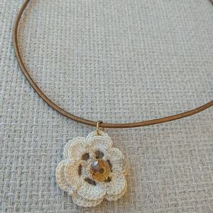 κολιέ πλεκτό λευκό λουλούδι με χρυσό δερμάτινο κορδόνι - ύφασμα, χάντρες, κοντά, λουλούδι - 2