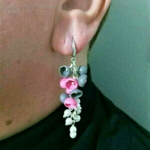 Σκουλαρίκια από πολυμερικό πηλό σε γκρι - ροζ χρωμα - μακριά, boho, κρεμαστά, γάντζος, μεγάλα σκουλαρίκια - 2