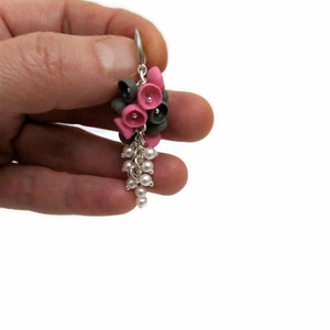 Σκουλαρίκια από πολυμερικό πηλό σε γκρι - ροζ χρωμα - μακριά, boho, κρεμαστά, γάντζος, μεγάλα σκουλαρίκια - 3