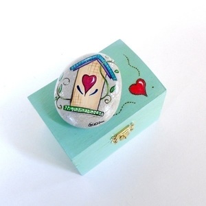 Ζωγραφισμένη πέτρα και ξύλινο κουτί, με σπίτι, καρδιά και μήνυμα στην πίσω πλευρά. - ζωγραφισμένα στο χέρι, πέτρα, καρδιά, διακοσμητικές πέτρες, προσωποποιημένα