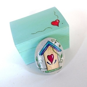 Ζωγραφισμένη πέτρα και ξύλινο κουτί, με σπίτι, καρδιά και μήνυμα στην πίσω πλευρά. - ζωγραφισμένα στο χέρι, πέτρα, καρδιά, διακοσμητικές πέτρες, προσωποποιημένα - 3