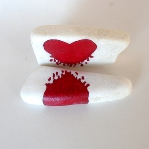 Πέτρα, ζωγραφισμένη στο χέρι, με κόκκινη καρδιά. - καρδιά, αγάπη, τσιμέντο, διακοσμητικά, διακοσμητικές πέτρες - 3
