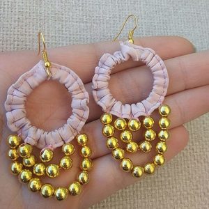 σκουλαρίκια υφασμάτινοι κρίκοι nude ροζ με χρυσές χάντρες - boho, κρεμαστά, μεγάλα, faux bijoux, φθηνά - 4