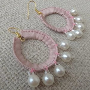 σκουλαρίκια ρόζ υφασμάτινοι κρίκοι με πέρλες - boho, κρεμαστά, πέρλες, faux bijoux, φθηνά - 2