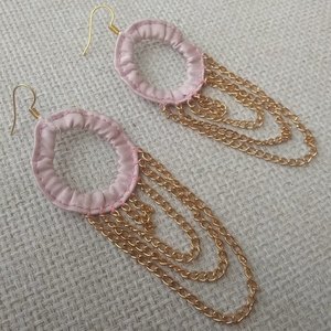 Σκουλαρίκια ροζ υφασμάτινοι κρίκοι με αλυσίδα χρυσή - μακριά, boho, κρεμαστά, faux bijoux, πολυέλαιοι, φθηνά - 3