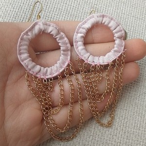 Σκουλαρίκια ροζ υφασμάτινοι κρίκοι με αλυσίδα χρυσή - μακριά, boho, κρεμαστά, faux bijoux, πολυέλαιοι, φθηνά - 4