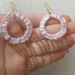 σκουλαρίκια ρόζ κρίκοι υφασμάτινοι με χρυσή αλυδίδα - κρίκοι, μακριά, μεγάλα, faux bijoux, φθηνά - 4