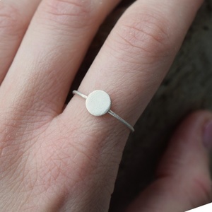 Λεπτό δαχτυλίδι με μικρό δίσκο ασήμι 925 - ασήμι, γεωμετρικά σχέδια, βεράκια, μικρά, boho, σταθερά, φθηνά