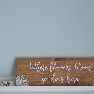 "Where flowers bloom, so does hope" - Ξύλινη διακοσμητική πινακίδα 60 × 20εκ. - πίνακες & κάδρα, χειροποίητα, διακόσμηση σαλονιού - 5