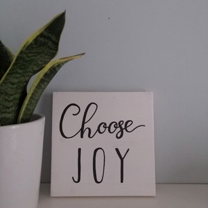 "Choose joy" - Ξύλινη πινακίδα 20 × 20 εκ. για την είσοδο / το καθιστικό - πίνακες & κάδρα, χειροποίητα, ξύλινα διακοσμητικά, διακόσμηση σαλονιού - 3