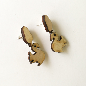 Σκουλαρίκια "Mr Squirrel and his acorn" - ξύλο, κρεμαστά, ζωάκια - 2
