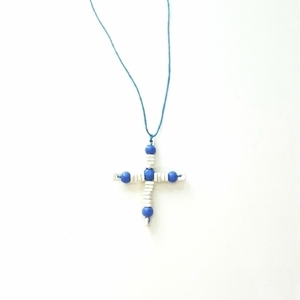 σταυρός με λευκές και γαλάζιες ξύλινες χάντρες - charms, σταυρός